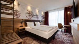 Kutschen: Hoteldesign im ibis Styles Coburg