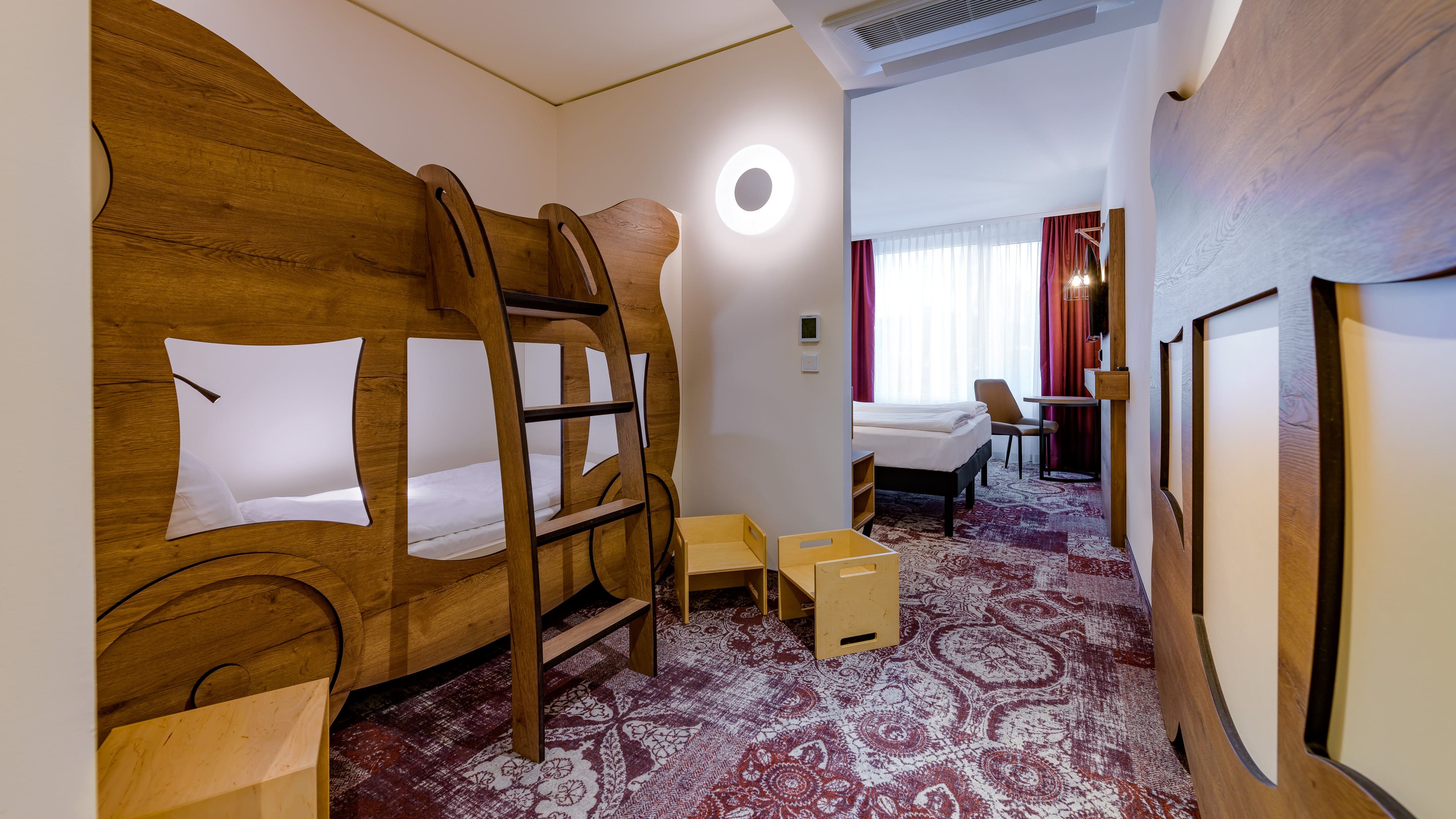 Kutschen: Hoteldesign im ibis Styles Coburg