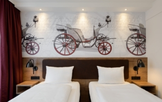 Kutschen: Hoteldesign im ibis Styles Coburg