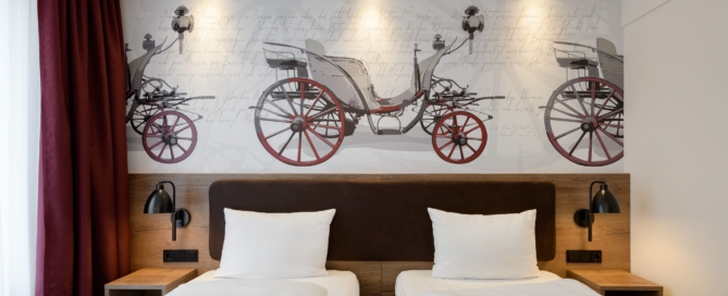 Kutschen: Hoteldesign im ibis Styles Coburg