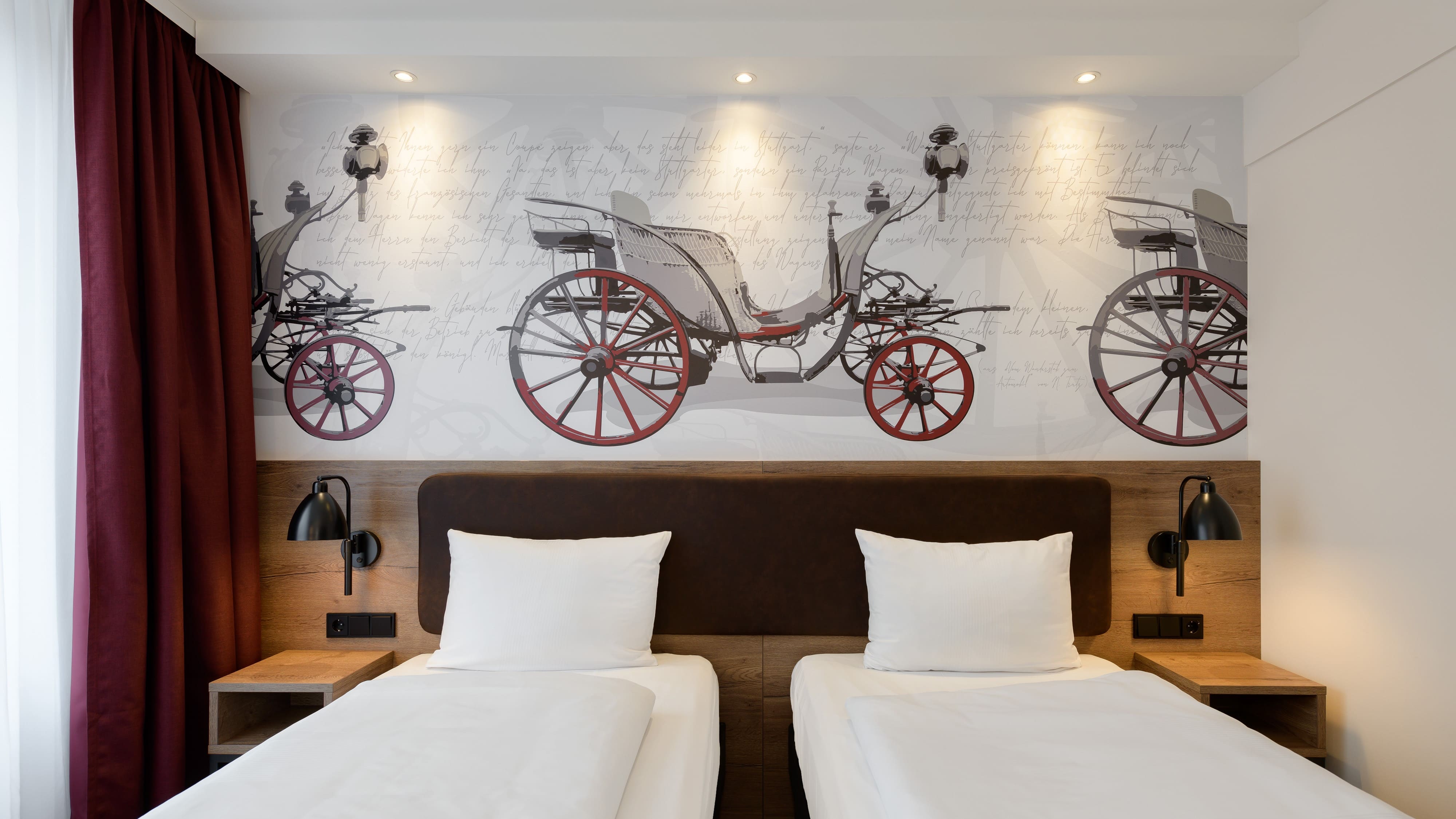 Kutschen: Hoteldesign im ibis Styles Coburg