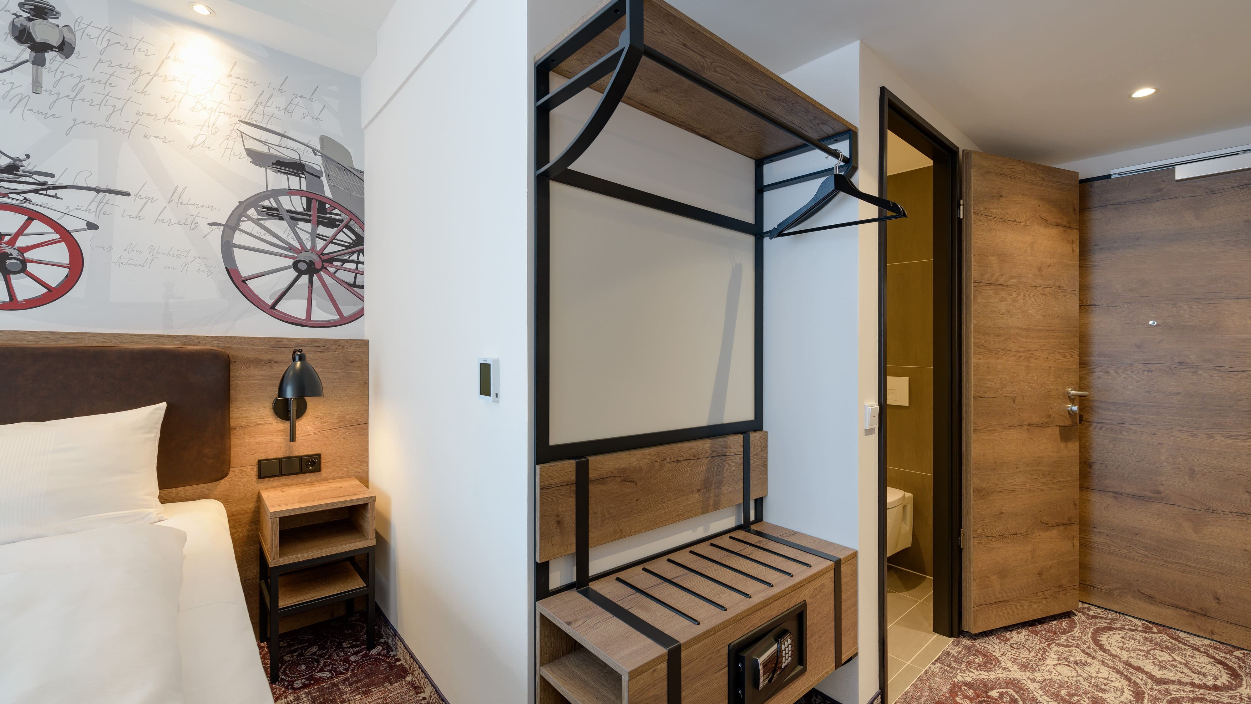 Kutschen: Hoteldesign im ibis Styles Coburg